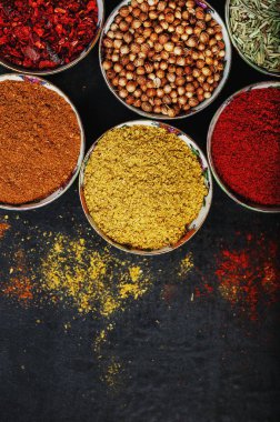 Kabın içinde çeşitli baharatlar