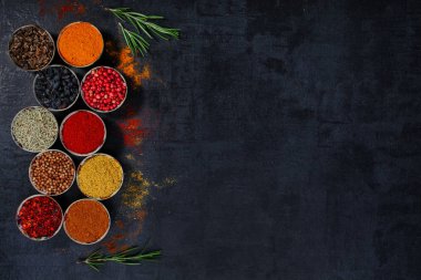 Siyah arka planda baharatlar ve bitkiler