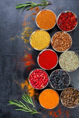 Baharat. Renkli baharat. Köri, safran, zerdeçal, tarçın ve otheron koyu bir beton arka plan. Biber. Farklı baharatlar ve otlar büyük koleksiyonu.