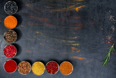 Baharat. Renkli baharat. Köri, safran, zerdeçal, tarçın ve otheron koyu bir beton arka plan. Biber. Farklı baharatlar ve otlar büyük koleksiyonu.