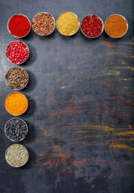 Baharat. Renkli baharat. Köri, safran, zerdeçal, tarçın ve otheron koyu bir beton arka plan. Biber. Farklı baharatlar ve otlar büyük koleksiyonu.
