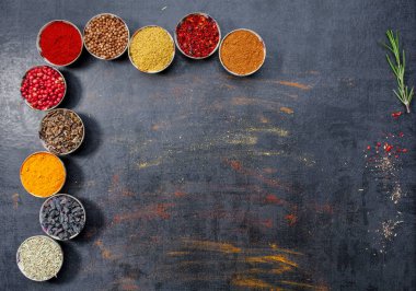 Baharat. Renkli baharat. Köri, safran, zerdeçal, tarçın ve otheron koyu bir beton arka plan. Biber. Farklı baharatlar ve otlar büyük koleksiyonu.