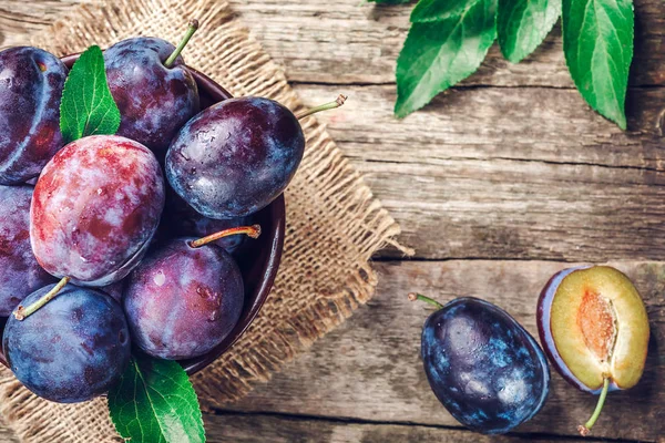 Blue Violet Plums Wooden Table — Stock Photo, Image
