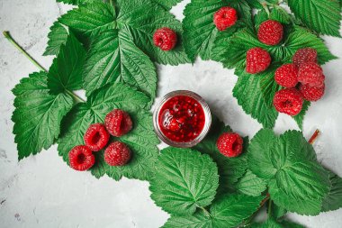 Beyaz rustik ahşap arka plan üzerinde kırmızı taze ahududu. İle kase