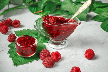 Beyaz rustik ahşap arka plan üzerinde kırmızı taze ahududu. İle kase