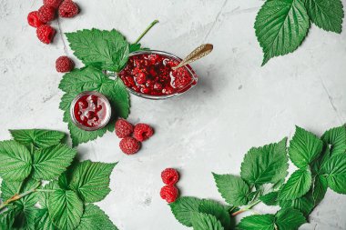 Beyaz rustik ahşap arka plan üzerinde kırmızı taze ahududu. İle kase