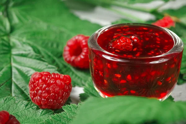 Rote frische Himbeeren auf weißem rustikalem Holz Hintergrund. Schüssel mit — Stockfoto