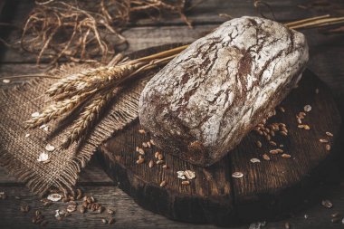 Rustik ekmek ve buğday eski vintage dalgalı ahşap masa. Dar