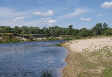 Strizhen nehrinin iki kıyısında, güzel havalarda, çimenler ve ağaçlarla