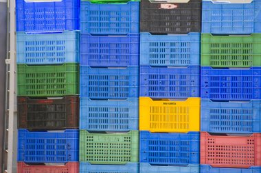 parlak plastik kutular dizili