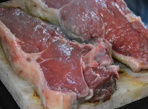 Stück Fleisch Auf Dem Salzteller Auf Dem Herd — Stockfoto