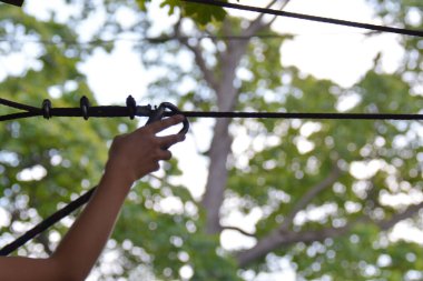 Oğlanın eli bağlandı, ipe, iplere bağlandı.