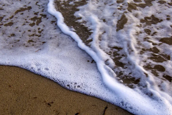 Oceaangolf Met Schuim Bellen Het Natte Zand — Stockfoto
