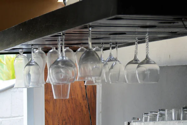 Vários Copos Pendurados Cabeça Para Baixo Bar — Fotografia de Stock