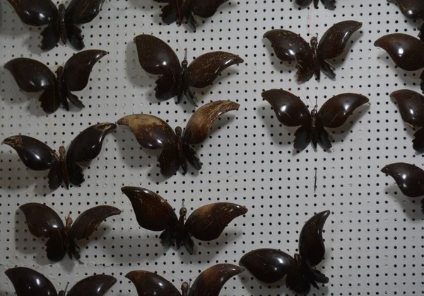 Dřevění Motýli Prodej Stěně Kokosových Skořápek — Stock fotografie