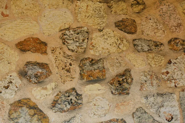 コンクリートの壁には11個の石があり — ストック写真