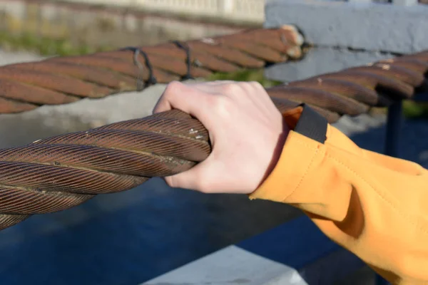 Mano Niño Sosteniendo Puente Cuerda Alambre Oxidado Buen Tiempo — Foto de Stock