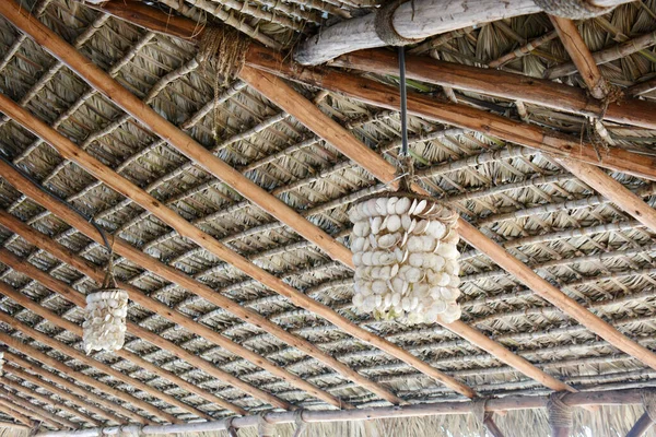 Duas Lâmpadas Com Decoração Shell Cabana Sob Telhado — Fotografia de Stock