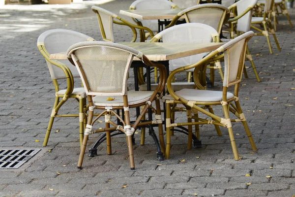 Close Van Een Rieten Tafel Stoep Bij Mooi Weer Rechtenvrije Stockafbeeldingen