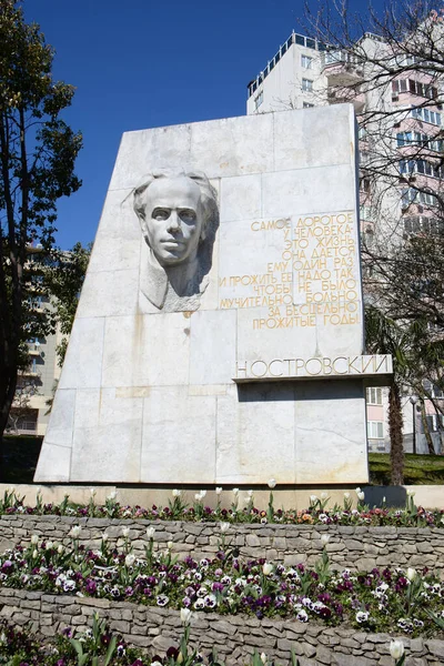 Sochi Federación Rusa Marzo 2019 Monumento Nickolay Ostrovskiy Con Flores —  Fotos de Stock