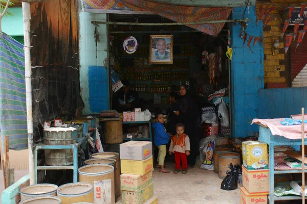 Cairo Egypt 2018年12月06日 小さなお店の入り口の女性と2人の子供 — ストック写真