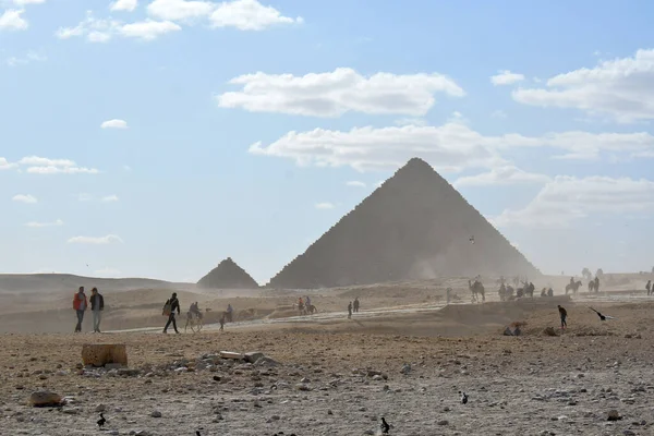 Giza Egitto Novembre 2018 Persone Eteree Cammelli Accanto Alle Piramidi — Foto Stock