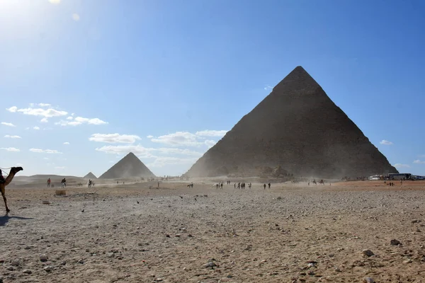 Giza Egypt Listopad 2018 Turyści Przy Piramidach Piaszczystej Pustyni — Zdjęcie stockowe