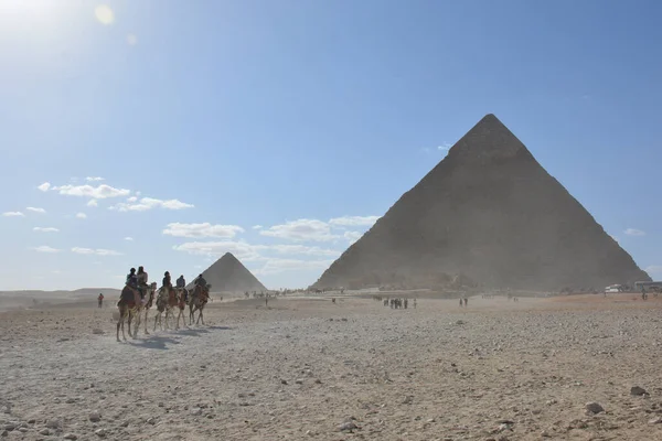 2018年11月30日 Giza Egypt 多云天气下 与游客和骆驼一起在金字塔旁边的沙漠 — 图库照片