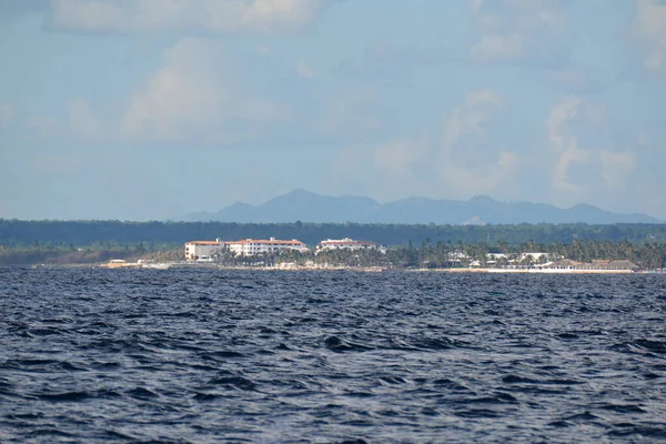 ドミニカ共和国の遠くの海岸には丘や建物があり — ストック写真