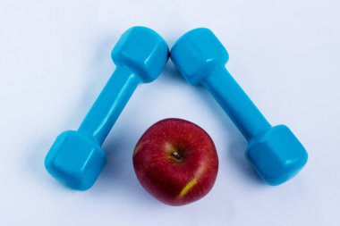 Dumbbell ve elma (beyaz arka plan)