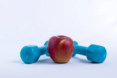 Dumbbell ve elma (beyaz arka plan)