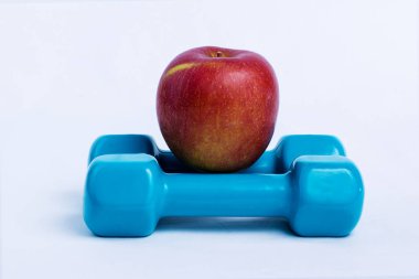 Dumbbell ve elma (beyaz arka plan)