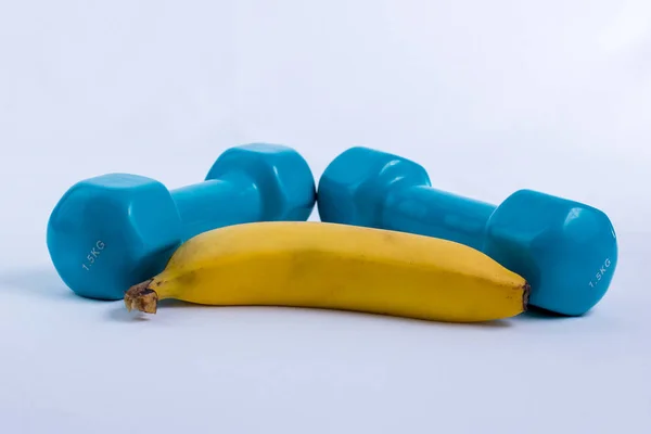 Dumbbell ve muz (beyaz arka plan)