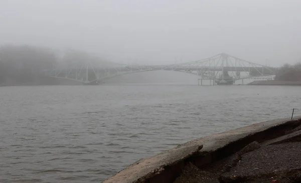 Puente en la niebla — Foto de Stock