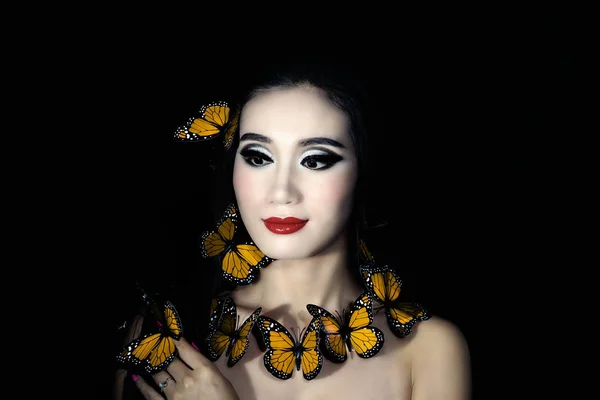 나비에 의해 포위 하는 중국 소녀 — 스톡 사진