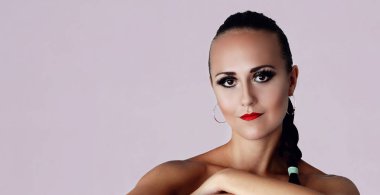 Sevgililer günü. Güzel ve seksi sütyen onu geri ve bir balon bir kalp şeklinde arkasında kanatlı kız.