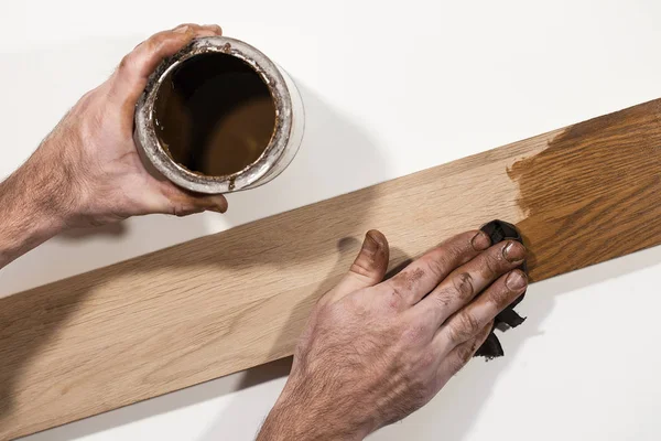 Maschio mano sfregamento pittura ad olio in pezzo di legno . — Foto Stock