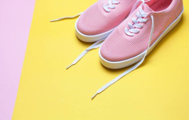 Sarı arka plan üzerinde pembe kadın ayakkabı. Trendy Moda yatıyordu, en iyi görünüm düz