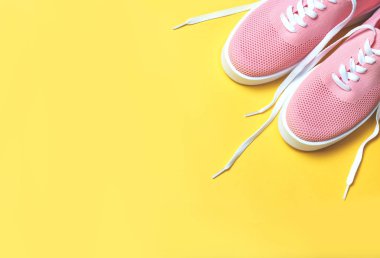 Pembe bir arka plan üzerinde pembe Dekoratif kozmetik.