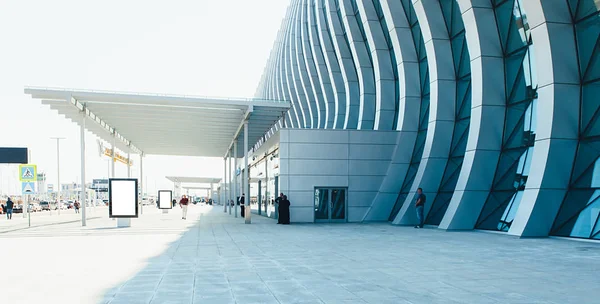Havaalanı terminal bina kapısı giriş ve otomatik cam kapı