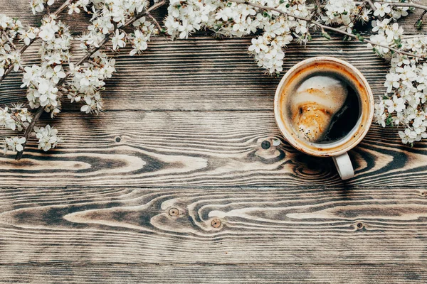 Весняний вид зверху дерев'яний фон з кавою і квітучим деревом — стокове фото