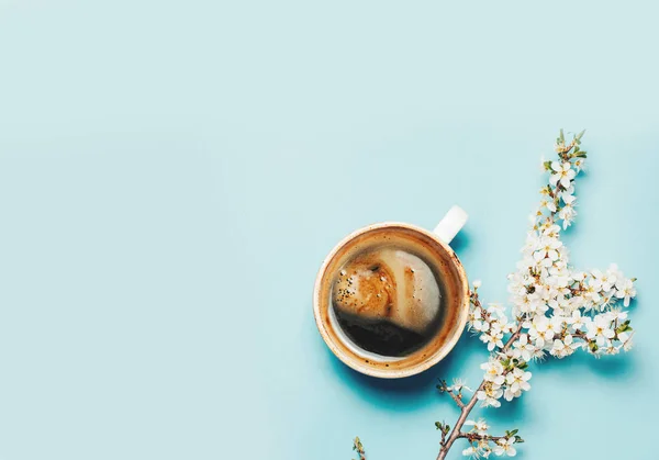 Polizist Kaffee auf blauem Hintergrund — Stockfoto