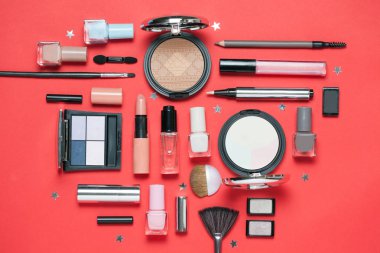 Güzellik, Dekoratif kozmetik. Makyaj fırçaları ayarla ve renk göz farı palet üzerinde kırmızı ve mavi arka plan, düz yatıyordu, en iyi görünüm, minimalist tarzı.