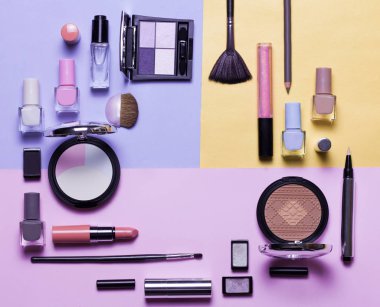 Güzellik, Dekoratif kozmetik. Makyaj fırçaları ayarla ve renk göz farı palet pembe ve altın arka plan üzerinde düz yatıyordu, en iyi görünüm, minimalist tarzı