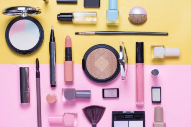 Güzellik, Dekoratif kozmetik. Makyaj fırçaları ayarla ve renk göz farı palet pembe ve altın arka plan üzerinde düz yatıyordu, en iyi görünüm, minimalist tarzı