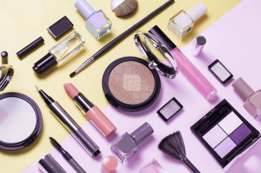 Güzellik, Dekoratif kozmetik. Makyaj fırçaları ayarla ve renk göz farı palet pembe ve altın arka plan üzerinde düz yatıyordu, en iyi görünüm, minimalist tarzı