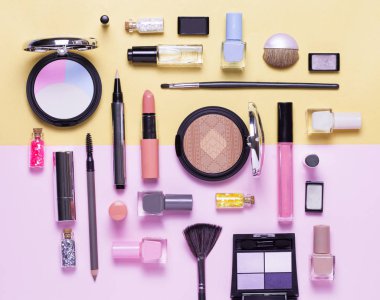 Güzellik, Dekoratif kozmetik. Makyaj fırçaları ayarla ve renk göz farı palet pembe ve altın arka plan üzerinde düz yatıyordu, en iyi görünüm, minimalist tarzı