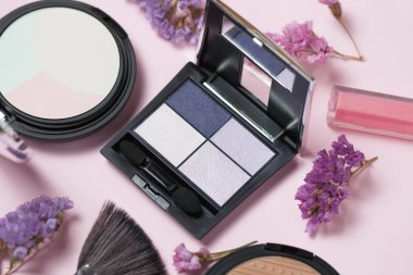 Güzellik, Dekoratif kozmetik. Makyaj fırçaları ayarla ve renk göz farı palet pembe ve mavi arka plan, düz yatıyordu, en iyi görünüm, minimalist tarzı