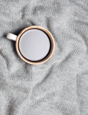 Kahve fincanı yün arka plan üzerinde. Düz yatıyordu, en iyi görünüm. doku örgü kazak.