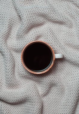Kahve fincanı yün arka plan üzerinde. Düz yatıyordu, en iyi görünüm. doku örgü kazak.